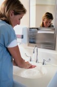 Health Care Workers Wash Hands More When Patients Watching
